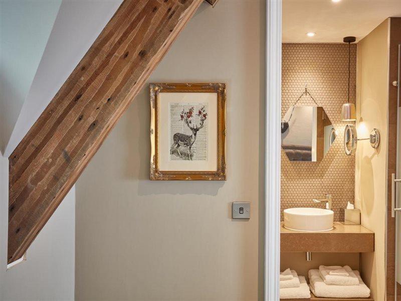 Oddfellows On The Park Cheadle  Luaran gambar A bathroom at The Swan